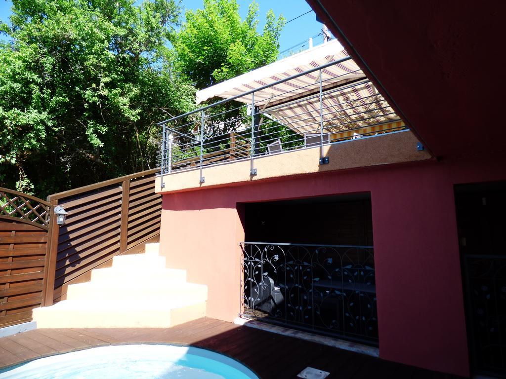 보므 레 다므 La Colline Aux Yeux Doubs B&B 외부 사진